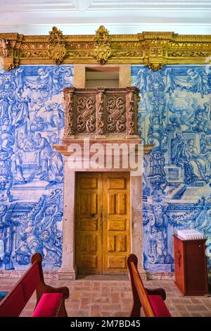 Une porte latérale et un balcon, entouré par des sculptures en or et Azulejo, murs de tuiles bleues. À l'église catholique Ermida de Nossa Senhora da Conceição, ch Banque D'Images