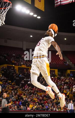 Le garde d'État d'Arizona Devan Cambridge (35) dunks le ballon dans la deuxième moitié du match de basket-ball NCAA contre l'Université de Washington à Tempe, Ariz Banque D'Images