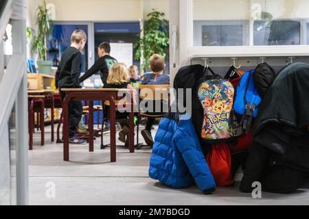 VLEUTEN - Etudiants de l'école primaire Zonnekorld pendant la première journée d'école de la nouvelle année. Les écoles primaires et secondaires reprendront après les vacances de Noël. ANP JEROEN JUMELET pays-bas sortie - belgique sortie Banque D'Images