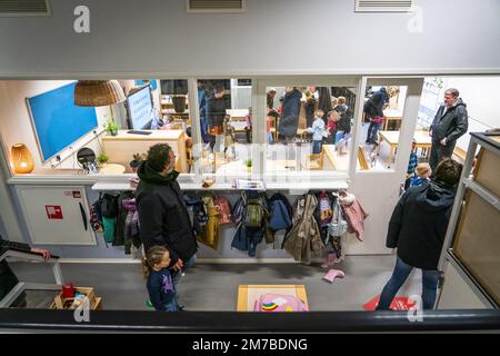 VLEUTEN - les parents emparent leurs enfants à l'école primaire de Zonnekorld le premier jour de l'école dans la nouvelle année. Les écoles primaires et secondaires reprendront après les vacances de Noël. ANP JEROEN JUMELET pays-bas sortie - belgique sortie Banque D'Images