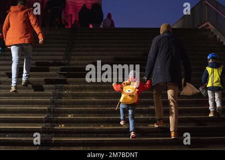 VLEUTEN - les parents emparent leurs enfants à l'école primaire de Zonnekorld le premier jour de l'école dans la nouvelle année. Les écoles primaires et secondaires reprendront après les vacances de Noël. ANP JEROEN JUMELET pays-bas sortie - belgique sortie Banque D'Images