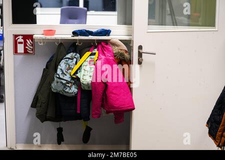 VLEUTEN - les manteaux des élèves de l'école primaire de Zonnekorld pendant la première journée d'école dans la nouvelle année. Les écoles primaires et secondaires reprendront après les vacances de Noël. ANP JEROEN JUMELET pays-bas sortie - belgique sortie Banque D'Images