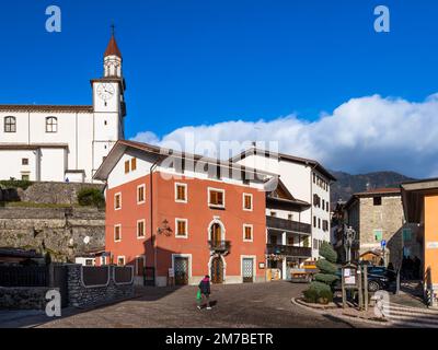 Sutrio, Italie - 29 décembre 2022: Sutrio est un village de la province d'Udine dans la région italienne Friuli-Venezia Giulia Banque D'Images