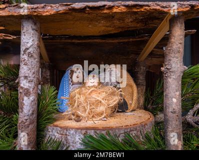 Sutrio, Italie - 29 décembre 2022: Scène de la nativité de Noël faite à la main Banque D'Images