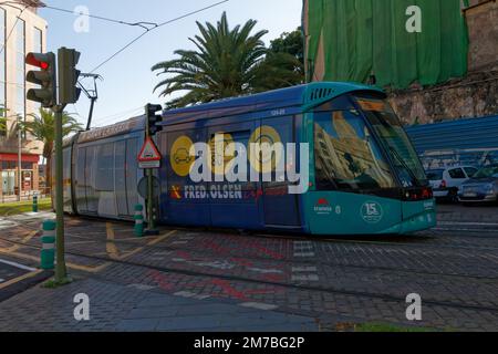 Le seul tramway de Ténérife, un virage dans le centre de Santa Cruz de Ténérife, en Espagne. Banque D'Images