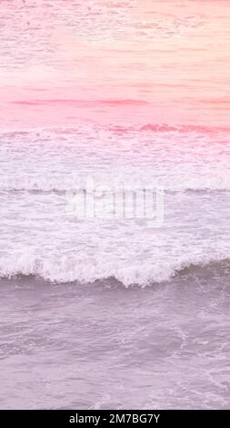 Photo réelle vagues d'eau de mer, arrière-plan abstrait, puissance de la nature, lumière pâle violet rouge orange mat plus de tons en stock Banque D'Images