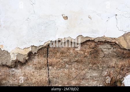 Vieux mur de brique de mudbrick endommagé d'une vieille maison en ruines comme arrière-plan Banque D'Images