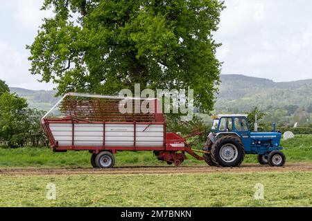 Tracteur d'époque Ford 5000 équipé d'une remorque de fourrage à remplissage automatique Pottinger. Dumfries, Écosse, Royaume-Uni. Banque D'Images