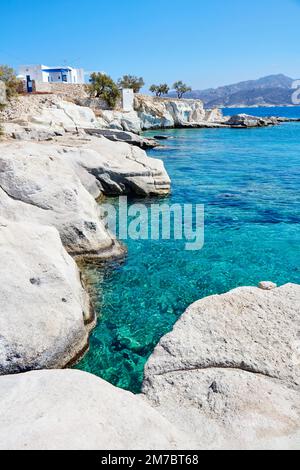 Petite baie rocheuse confortable sur l'île de Kimolos Banque D'Images