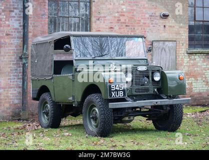 Land Rover Defender des années 60 au Bicester Winter Scramble au centre du patrimoine de Bicester, Oxfordshire, Royaume-Uni Banque D'Images