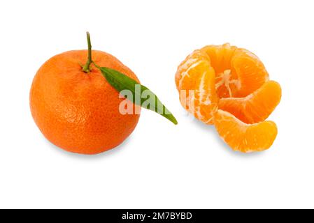 Mandarine mûre avec feuille verte à côté de mandarine pelée avec des quartiers de mandarine, isolée sur blanc avec un chemin de coupure Banque D'Images