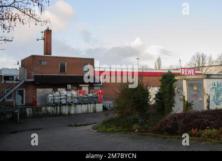 Hanovre, Allemagne. 09th janvier 2023. Un e-scooter du fournisseur Tier est suspendu d'une cheminée (en haut à gauche) d'un supermarché. Des personnes inconnues ont attaché le scooter à la cheminée pour des raisons inconnues. Les fournisseurs de scooters électriques ont toujours des problèmes de vandalisme. Credit: Julian Stratenschulte/dpa/Alay Live News Banque D'Images