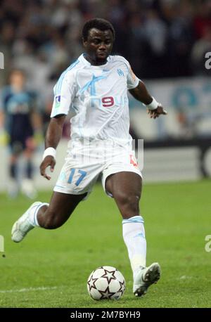 Photo du dossier datée de 9 décembre 2006 du Modeste m'bami de Marseille lors du match de football de première ligue française Olympique de Marseille contre Monaco au stade Vélodrome de Marseille, France. L’ancien milieu de terrain de Paris-Saint-Germain et du Cameroun, Modeste m’Bami, est décédé à l’âge de 40 ans après avoir subi une crise cardiaque, a déclaré le PSG dans une déclaration de samedi. Me Bami a remporté deux coupés de France avec le club parisien, en 2004 et 2006, ainsi qu’une médaille d’or olympique avec le Cameroun aux Jeux de Sydney en 2000. Lors de ces Jeux Olympiques, m'Bami a obtenu sa place dans l'histoire du football camerounais alors qu'il a marqué une « Go d'or Banque D'Images