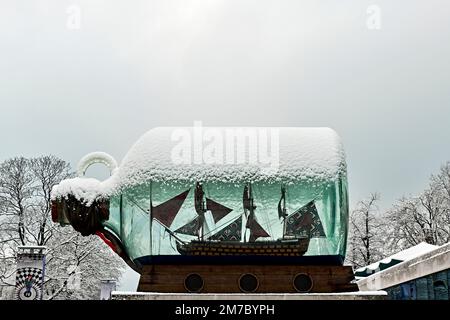 « Nelson's Ship in a Bottle » de Yinka Shonibare dans la neige, décembre 2022. Greenwich, Londres Banque D'Images