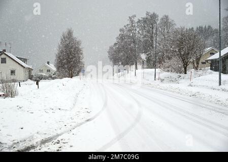 La rue principale du village de Strand lors d'une tempête de neige, à l'extrême nord de la Norvège. Banque D'Images
