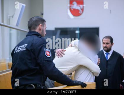 Hanovre, Allemagne. 09th janvier 2023. Les deux frères accusés se sont embrassés avant le début du procès dans la salle d'audience du tribunal régional de Hanovre. Les deux frères auraient eu un combat avec deux autres frères à Hanovre en juillet 2022. Au cours du processus, l'un des accusés a poignardé l'une des victimes avec un couteau. L'homme est mort des blessures. La base du litige serait des dettes présumées de 400 euros. Credit: Julian Stratenschulte/dpa - ATTENTION: Personne(s) ont été pixelated pour des raisons juridiques/dpa/Alay Live News Banque D'Images