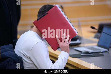 Hanovre, Allemagne. 09th janvier 2023. L'un des deux frères accusés est assis dans la salle d'audience de la Cour régionale de Hanovre. Les deux frères auraient eu un combat avec deux autres frères à Hanovre en juillet 2022. Au cours du processus, l'un des accusés a poignardé l'une des victimes avec un couteau. L'homme est mort des blessures. La base du litige serait des dettes présumées de 400 euros. Credit: Julian Stratenschulte/dpa/Alay Live News Banque D'Images