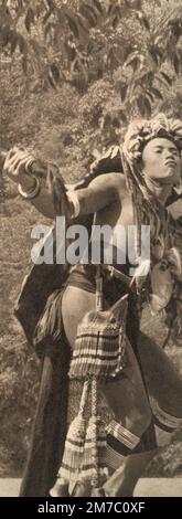 Danseuse en Malaisie du film documentaire Lost continent, Italie 1955 Banque D'Images