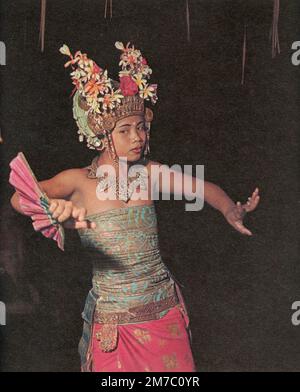 Danseuse en Malaisie du film documentaire Lost continent, Italie 1955 Banque D'Images