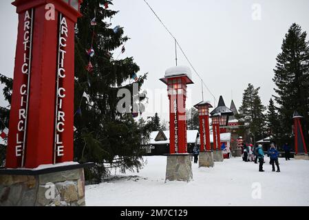 Dans le village du Père Noël, à quelques kilomètres au nord de Rovaniemi, la ligne symbolique du cercle arctique est représentée par cet alignement des poteaux rouges. Banque D'Images