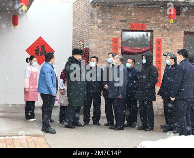 (230109) -- BEIJING, le 9 janvier 2023 (Xinhua) -- le président chinois Xi Jinping, également secrétaire général du Comité central du Parti communiste de Chine et président de la Commission militaire centrale, visite le domicile d'un villageois dans le village de Fengnanyuan, canton de Shizhuang, dans la ville de Huozhou, province de Shanxi, dans le nord de la Chine, le 26 janvier 2022. Xi a visité la province du Shanxi du 26 au 27 janvier 2022. (Xinhua/Xie Huanchi) Banque D'Images