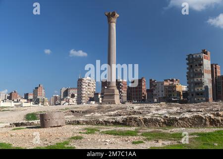 Paysage urbain avec Pompeys Pillar, Alexandrie, Égypte. Cette colonne triomphale romaine a été construite en 297 après J.-C. Banque D'Images