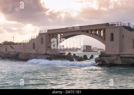 Pont de Montazah sous ciel nuageux, Paysage d'Alexandrie, Egypte Banque D'Images