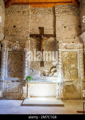 Crucifix en bois de 1650 par Matteo Gebbia à l'intérieur du hall de la Congrega dei 33. Église de San Giuliano dans la ville médiévale d'Erice - Sicile, Italie Banque D'Images