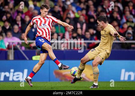 Madrid, Madrid, Espagne. 8th janvier 2023. Marcos Llorente de l'Atletico de Madrid et Andreas Christensen FC Barcelone lors du match de football de la Liga entre l'Atletico de Madrid et le FC Barcelone au stade Civitas Metropolitano de Madrid, Espagne, 8 janvier 2023 (Credit image: © Ruben Albarran/ZUMA Press Wire) Banque D'Images