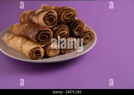 photo de beaucoup de crêpes enroulées sur une assiette Banque D'Images