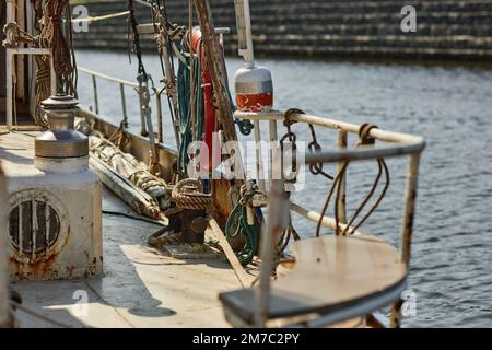 Image d'arrière-plan d'un bateau de pêche rouillé dans un quai éclairé par la lumière du soleil, espace de copie Banque D'Images