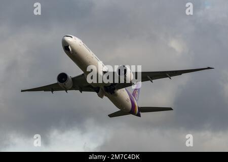 Zurich, Suisse, 23 décembre 2022 voies aériennes thaïlandaises Boeing 777-3D7ER un jour nuageux après le départ de la piste 32 Banque D'Images