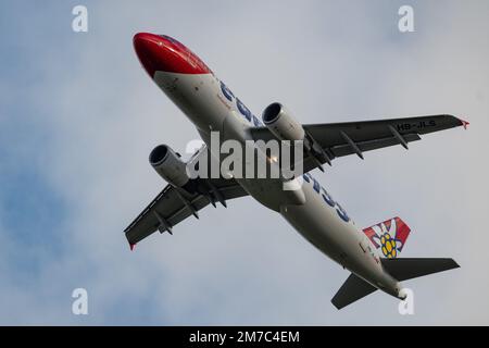 Zurich, Suisse, 23 décembre 2022 Edelweiss air Airbus A320-214 après le départ de la piste 32 Banque D'Images