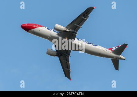 Zurich, Suisse, 23 décembre 2022 Edelweiss air Airbus A320-214 après le départ de la piste 32 Banque D'Images