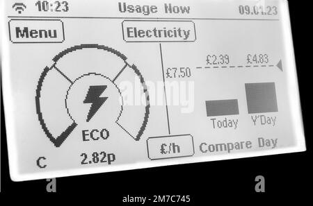 Écran de compteur intelligent affichant la consommation d'électricité, en comparant la consommation par jour précédent Banque D'Images