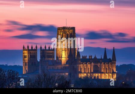 La cathédrale de Durham s'est illuminée au crépuscule, Durham City, comté de Durham, Angleterre, Royaume-Uni Banque D'Images