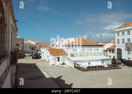 NAZARE, PORTUGAL - 16 août 2022: La vue de la fenêtre de l'église, place centrale de Nazare entourée par la ligne de maisons résidentielles. Nazare. Portugais Banque D'Images