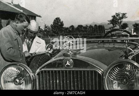 Le dictateur allemand Adolf Hitler voyageant avec la voiture, Allemagne 1930s Banque D'Images