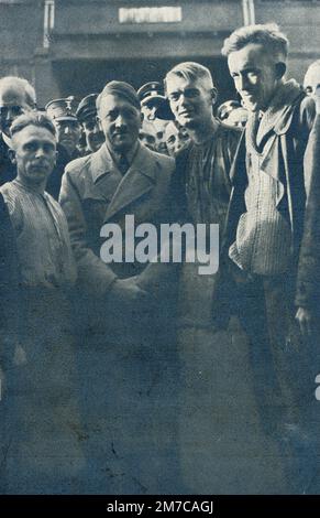Le dictateur allemand Adolf Hitler visite les travailleurs de l'usine Siemens, Berlin, Allemagne 1930s Banque D'Images
