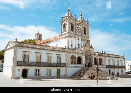 Nazaré, Portugal - 16 août 2022 : Eglise de Nossa Senhora da Nazaré sur la place principale de Nazaré Sitio sur la colline, centre du Portugal, Europe. Église Banque D'Images