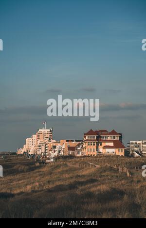 Ville de plage dans les dunes Banque D'Images