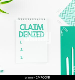 Écriture affichant le texte Claim denied. Le mot pour le remboursement demandé pour la facture a été refusé Banque D'Images