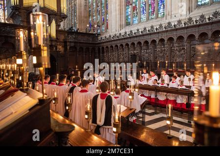 La photo datée de 10 décembre montre la répétition du chœur du King’s College pour l’enregistrement à la télévision du célèbre service de chants de noël à la chapelle du King’s College Banque D'Images