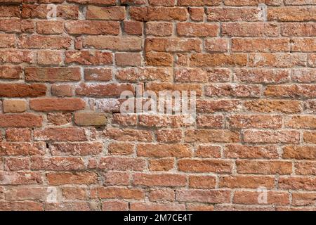 Vieux mur d'argile en brique rouge avec un jour ensoleillé. Murs de briques d'argile de l'Italie. architecture et patrimoine italiens Banque D'Images
