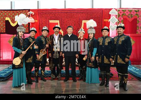 (230109) -- BEIJING, 9 janv. 2023 (Xinhua) -- le président chinois Xi Jinping, également secrétaire général du Comité central du Parti communiste de Chine et président de la Commission militaire centrale, pose pour des photos avec les interprètes des Manas, Qui a été inscrit comme patrimoine culturel immatériel, lors de la visite du Musée de la région autonome de Xinjiang Uygur dans la ville d'Urumqi, capitale de la région autonome de Xinjiang Uygur, au nord-ouest de la Chine, 13 juillet 2022. Xi a effectué une visite d'inspection du Xinjiang de 12 juillet au 15 septembre 2022. (Xinhua/Xie Huanchi) Banque D'Images