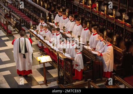 La photo datée de 10 décembre montre la répétition du Choeur du King’s College pour l’enregistrement à la télévision du célèbre service de chants de noël à la chapelle du King’s College Banque D'Images