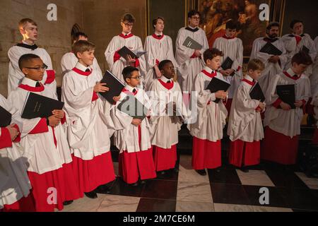 La photo datée de 10 décembre montre la répétition du chœur du King’s College pour l’enregistrement à la télévision du célèbre service de chants de noël à la chapelle du King’s College Banque D'Images