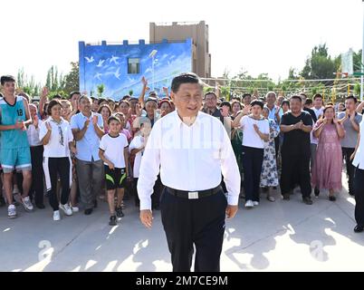 (230109) -- BEIJING, le 9 janvier 2023 (Xinhua) -- le président chinois Xi Jinping, également secrétaire général du Comité central du Parti communiste de Chine et président de la Commission militaire centrale, inspecte un village local à Turpan, dans la région autonome de Xinjiang Uygur, dans le nord-ouest de la Chine, à 14 juillet 2022. Xi a effectué une visite d'inspection du Xinjiang de 12 juillet au 15 septembre 2022. (Xinhua/Li Xueren) Banque D'Images