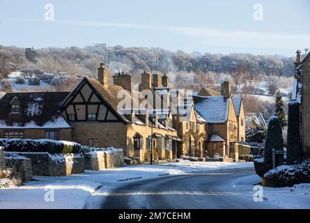 Une matinée enneigée dans le village de Broadway, dans le Cotswold, à Worcestershire, au Royaume-Uni. Banque D'Images
