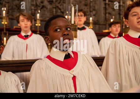 La photo datée de 10 décembre montre la répétition du chœur du King’s College pour l’enregistrement à la télévision du célèbre service de chants de noël à la chapelle du King’s College Banque D'Images